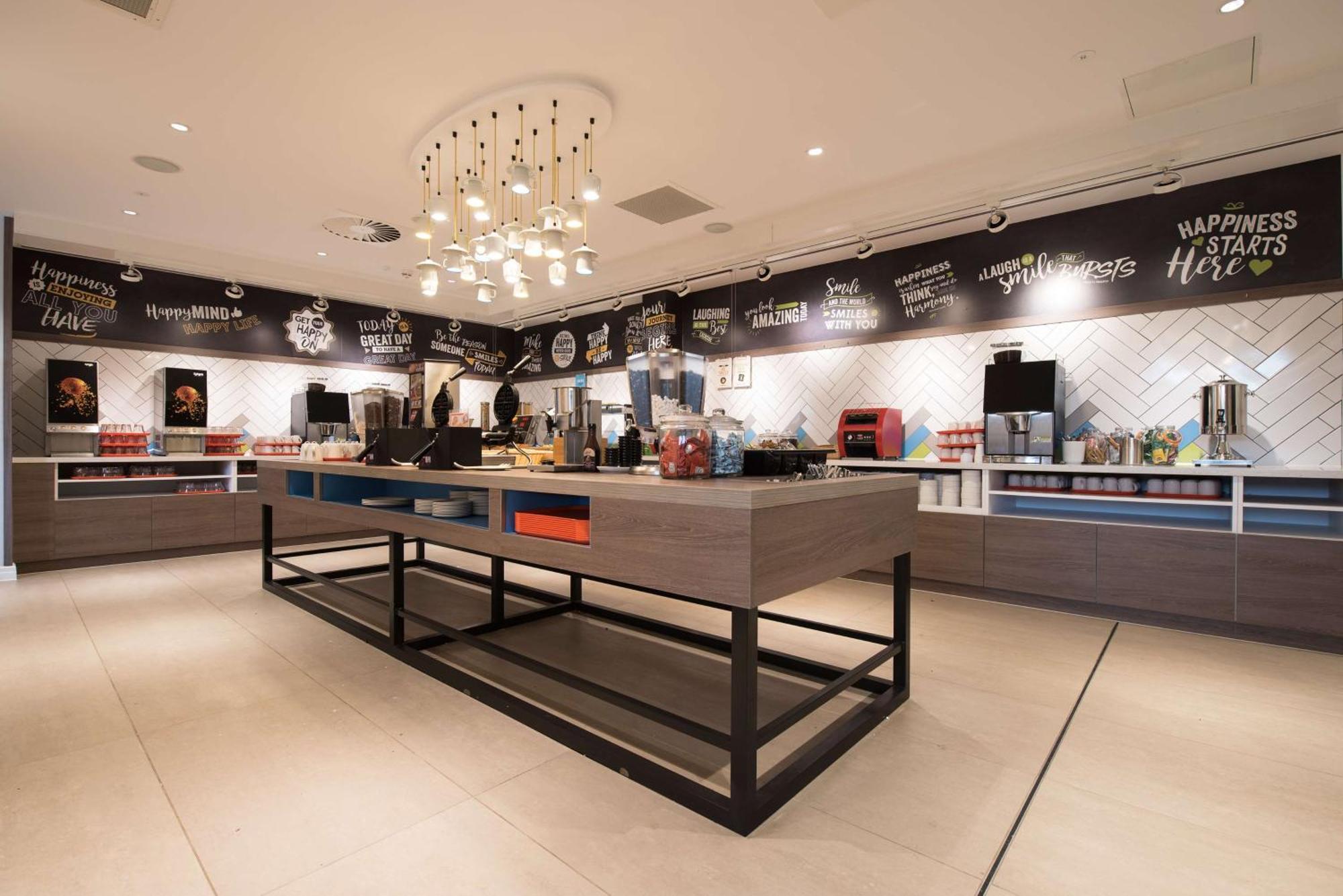 Отель Hampton By Hilton West End 3*